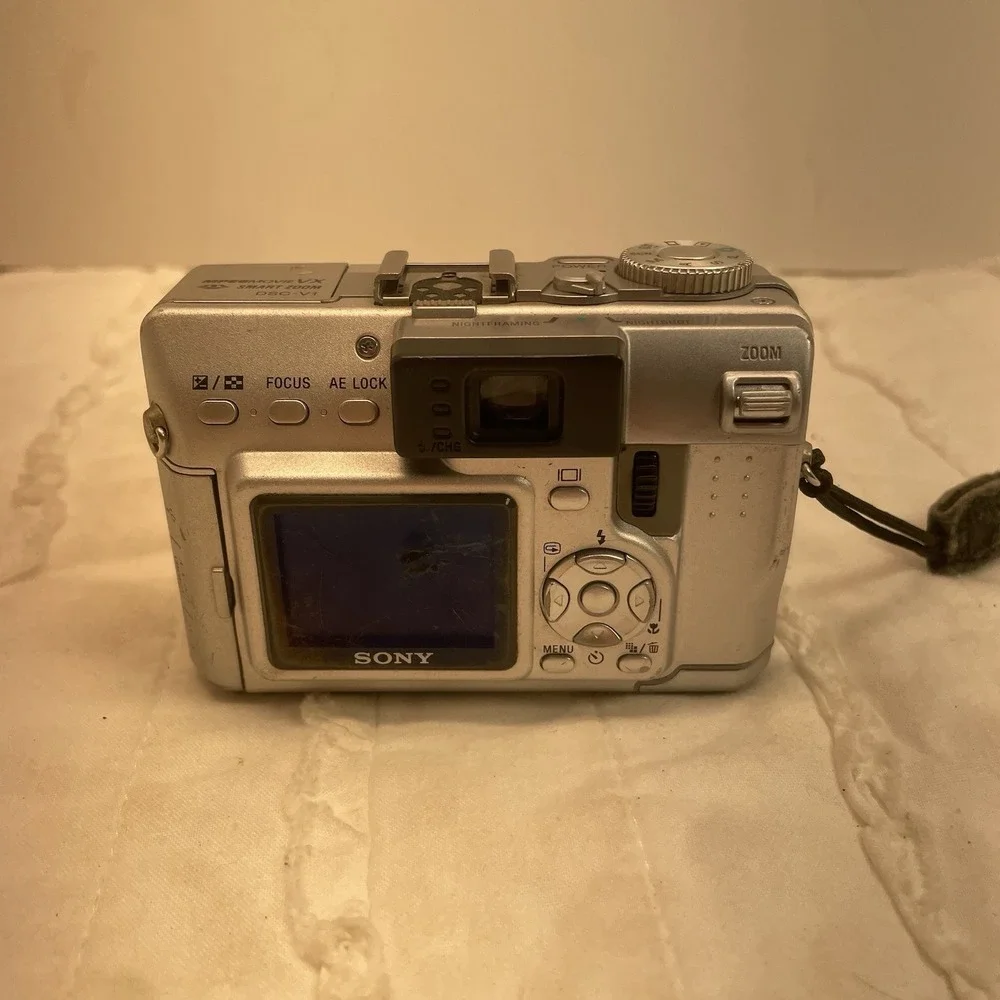Sony‎ Digital Camera Cybershot DSC-V1 5.0MP w/Battery UNTESTED